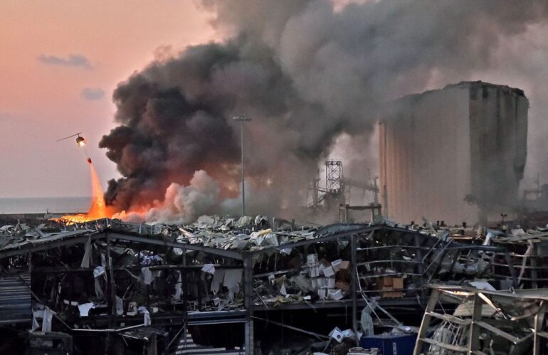 Ledakan di Beirut, puluhan meninggal dan ribuan terluka.